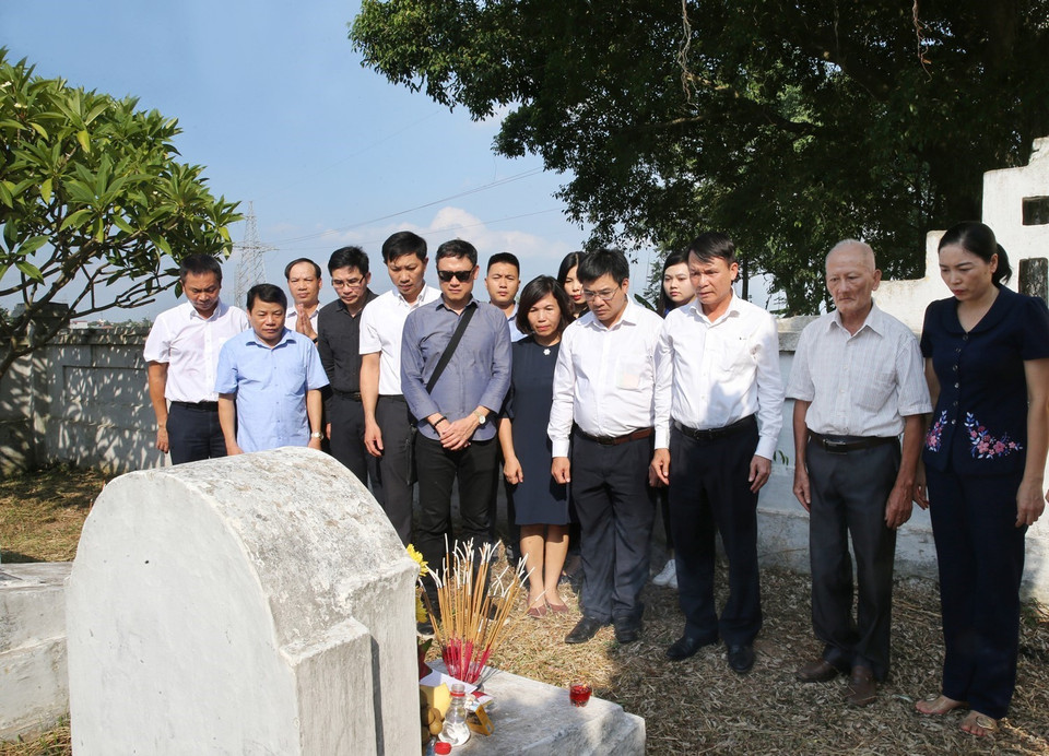 Đoàn đại biểu Thông tấn xã Việt Nam do ông Nguyễn Đức Lợi, Tổng Giám đốc dẫn đầu đến viếng mộ liệt sỹ, nhà báo Trần Kim Xuyến tại nghĩa trang liệt sỹ thị trấn Chúc Sơn. (Ảnh: Dương Giang/TTXVN)