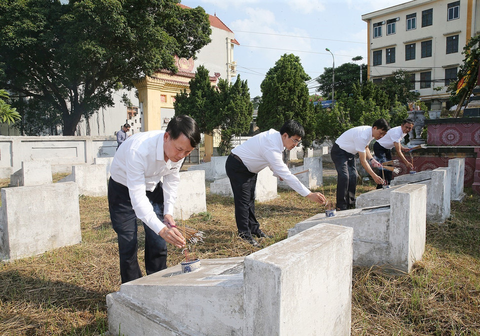 Đoàn đại biểu Thông tấn xã Việt Nam do ông Nguyễn Đức Lợi, Tổng Giám đốc dẫn đầu đến đặt vòng hoa và dâng hương viếng các liệt sỹ tại nghĩa trang liệt sỹ thị trấn Chúc Sơn. (Ảnh: Dương Giang/TTXVN)