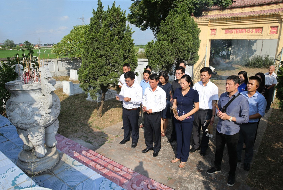 Đoàn đại biểu Thông tấn xã Việt Nam do ông Nguyễn Đức Lợi, Tổng Giám đốc dẫn đầu đến đặt vòng hoa và dâng hương viếng các liệt sỹ tại nghĩa trang liệt sỹ thị trấn Chúc Sơn. (Ảnh: Dương Giang/TTXVN)