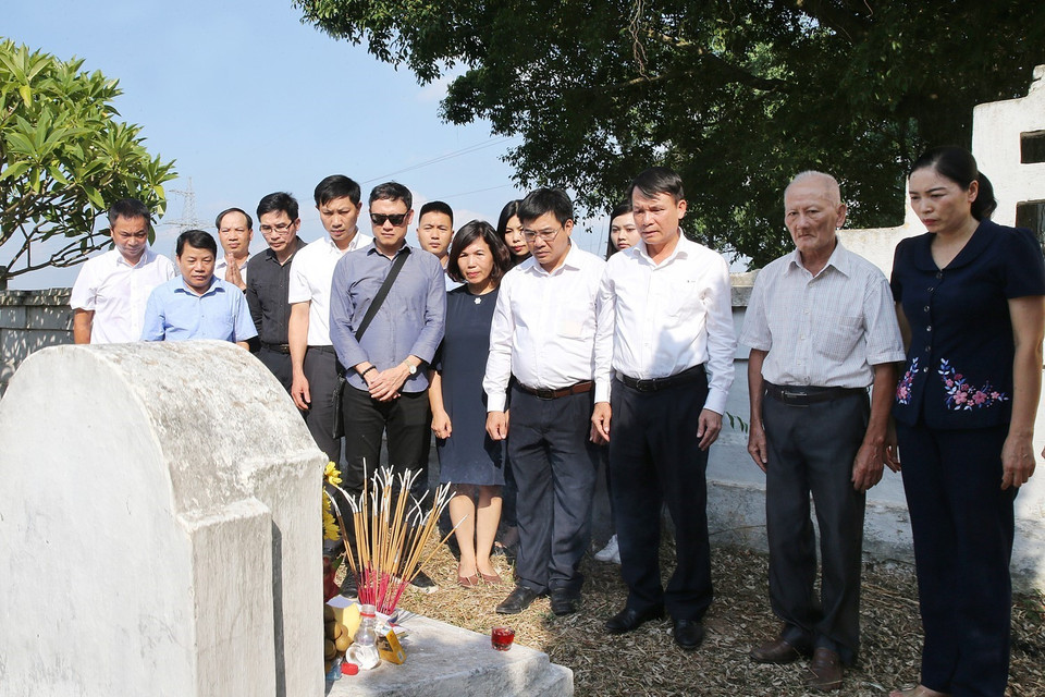 Đoàn đại biểu Thông tấn xã Việt Nam do Tổng Giám đốc Nguyễn Đức Lợi dẫn đầu đến viếng mộ liệt sỹ, nhà báo Thông tấn xã Việt Nam Trần Kim Xuyến tại nghĩa trang liệt sỹ thị trấn Chúc Sơn. (Ảnh: Dương Giang/TTXVN)