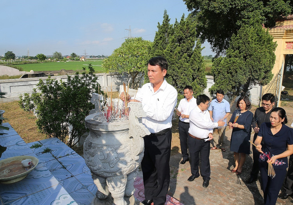 Đoàn đại biểu Thông tấn xã Việt Nam do Tổng Giám đốc Nguyễn Đức Lợi dẫn đầu đến đặt vòng hoa và dâng hương viếng các liệt sỹ tại nghĩa trang liệt sỹ thị trấn Chúc Sơn. (Ảnh: Dương Giang/TTXVN)