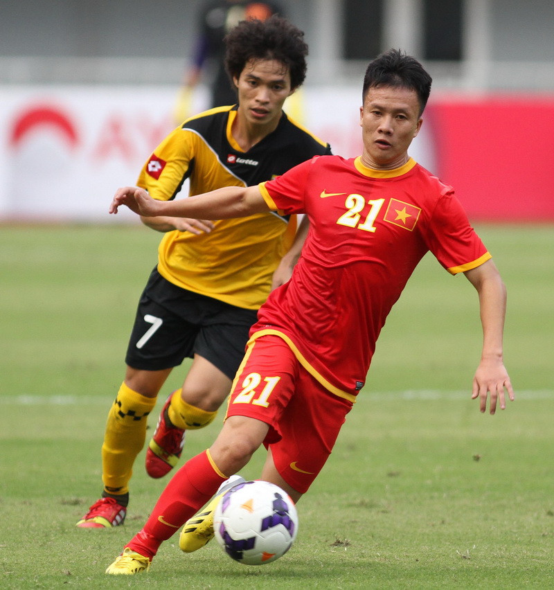 Pha tranh bóng giữa cầu thủ hai đội. (Ảnh: Quang Nhựt/TTXVN)