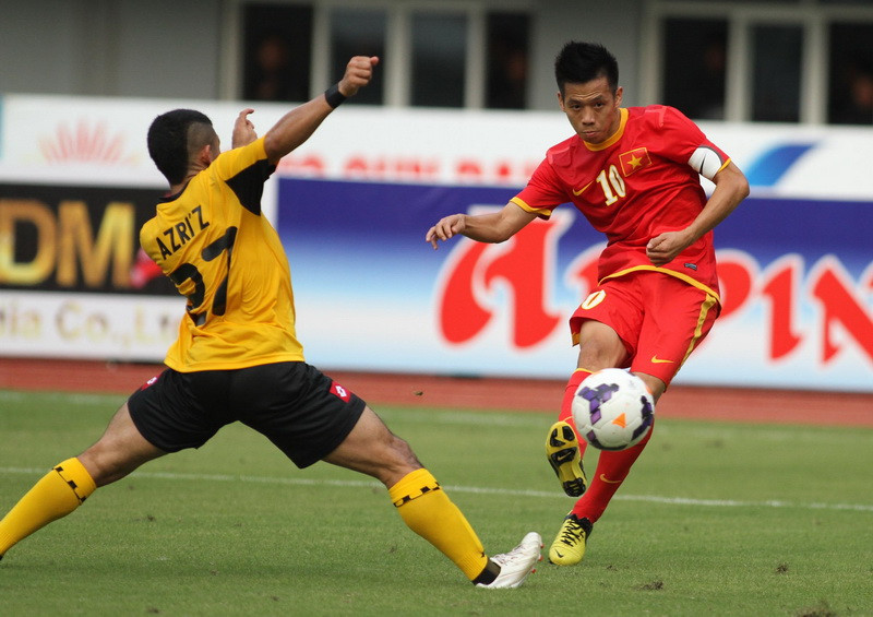 Pha tranh bóng giữa cầu thủ hai đội. (Ảnh: Quang Nhựt/TTXVN)