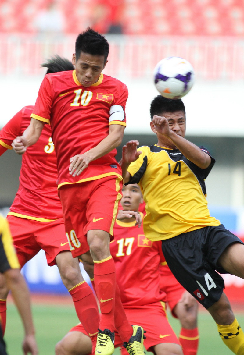 Pha tranh bóng giữa cầu thủ hai đội. (Ảnh: Quang Nhựt/TTXVN)