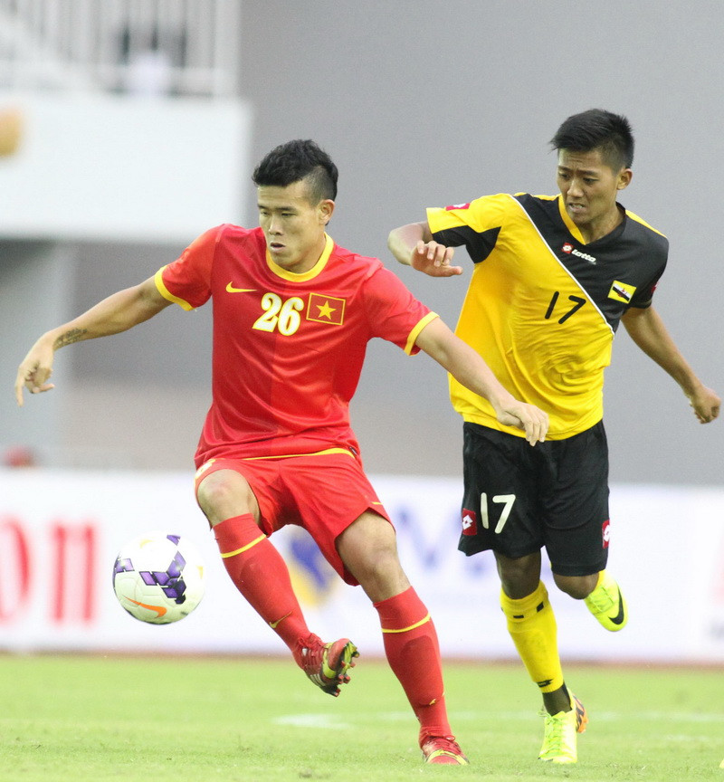 Pha tranh bóng giữa cầu thủ hai đội. (Ảnh: Quang Nhựt/TTXVN)