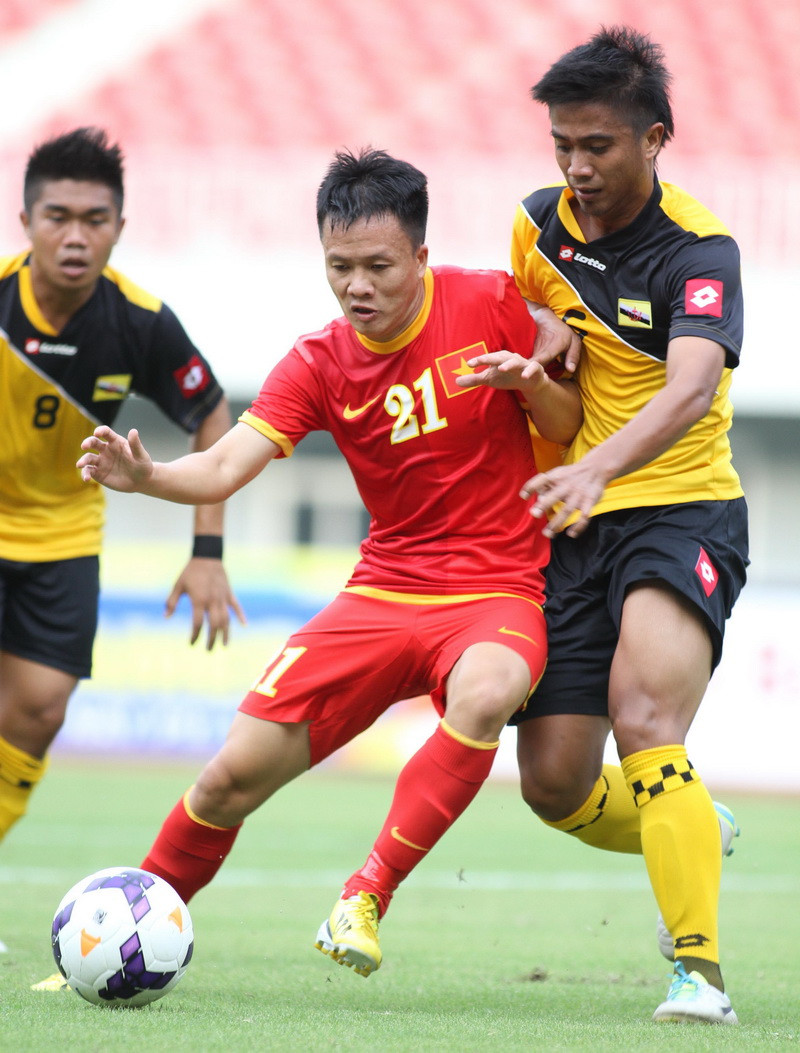 Pha tranh bóng giữa cầu thủ hai đội. (Ảnh: Quang Nhựt/TTXVN)