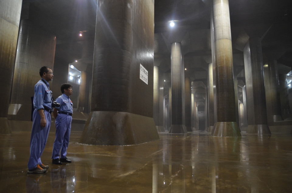 Nhân viên đi thị sát tại bể điều hòa lượng nước. (Ảnh: Nguyễn Tuyến/TTXVN)