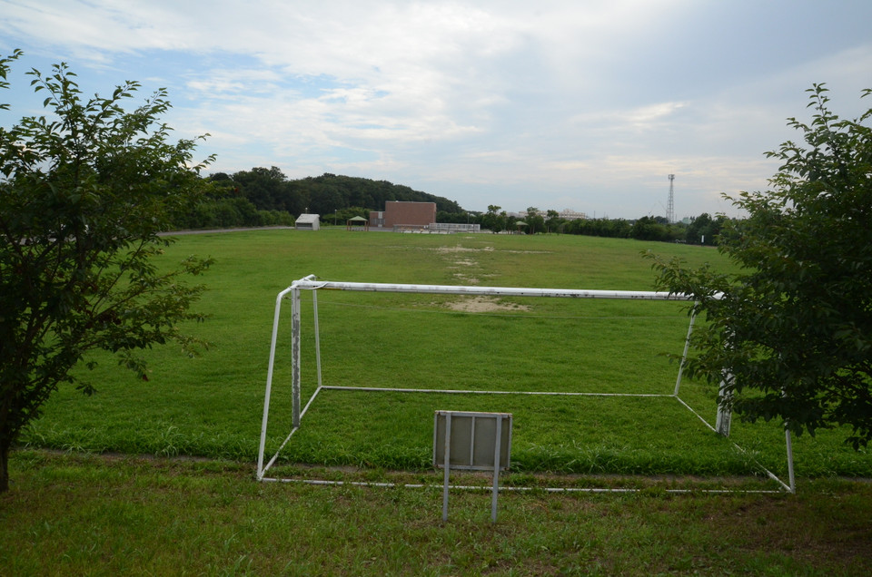 Bên trên bể điều hòa lượng nước là sân bóng đá. (Ảnh: Nguyễn Tuyến/TTXVN)