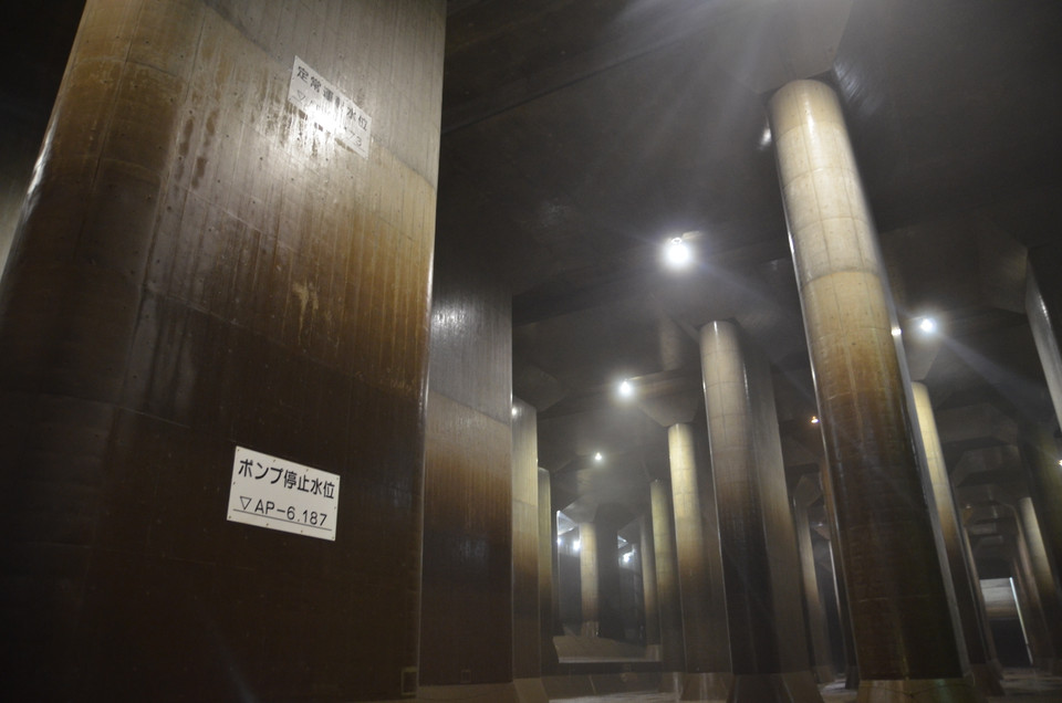 Bể điều hòa lượng nước có tổng cộng 59 cột trụ khổng lồ với chiều cao 18m, rộng 2 mét và dài 7 mét, nặng tới 500 tấn. (Ảnh: Nguyễn Tuyến/TTXVN)