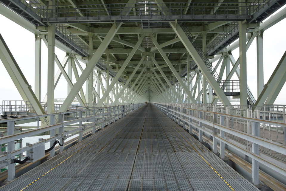 Phần đường phía dưới đường cao tốc, dành cho nhân viên kỹ thuật đi kiểm tra cầu. (Ảnh: Nguyễn Tuyến/TTXVN)