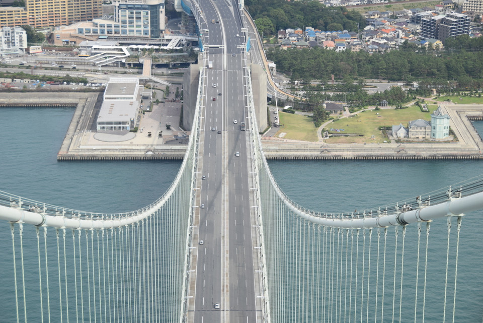 Cầu Akashi Kaikyo nối với đảo Awaji. (Ảnh: Nguyễn Tuyến/TTXVN)