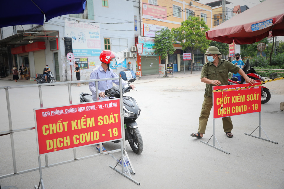 Đến hết ngày 11/5, tại xã Hồng Thái có 5 chốt, xã Tăng Tiến có 5 chốt. (Ảnh: Danh Lam/TTXVN)