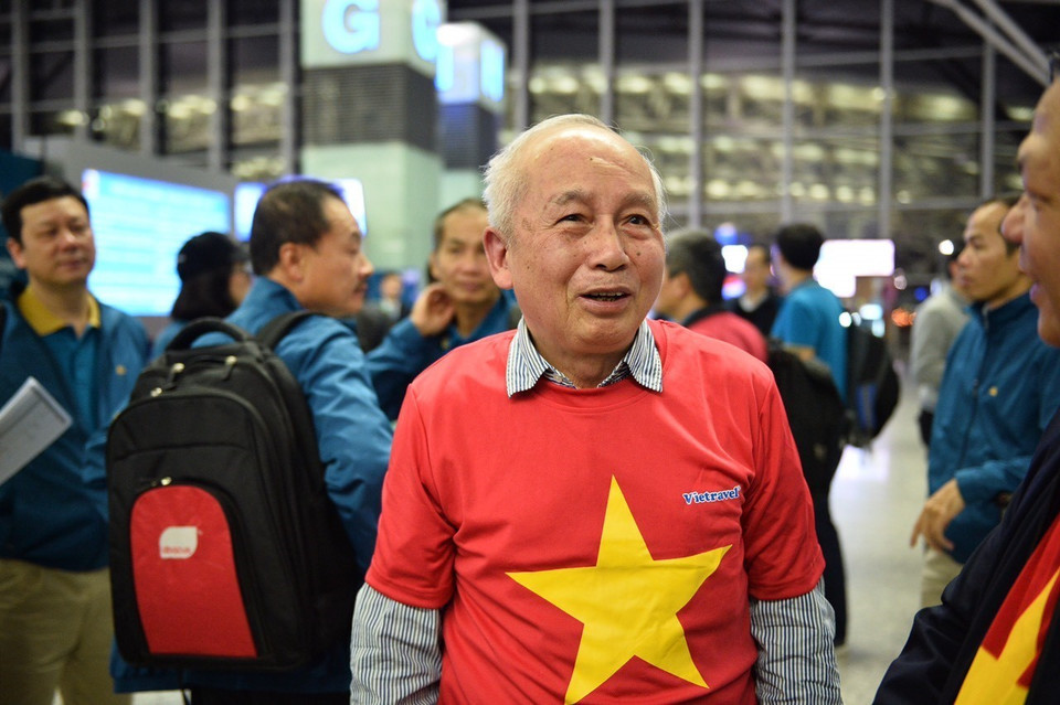 Cổ động viên Việt Nam hào hứng lên đường sang Dubai cổ vũ cho đội tuyển Việt Nam. (Ảnh: TTXVN phát)