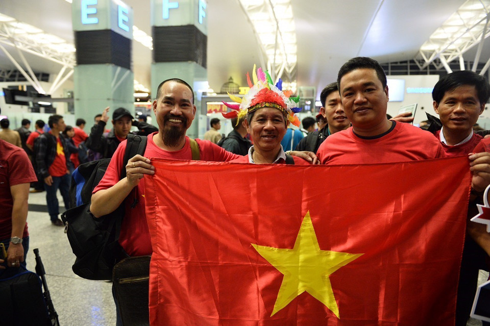Cổ động viên Việt Nam hào hứng lên đường sang Dubai cổ vũ cho đội tuyển Việt Nam. (Ảnh: TTXVN phát)