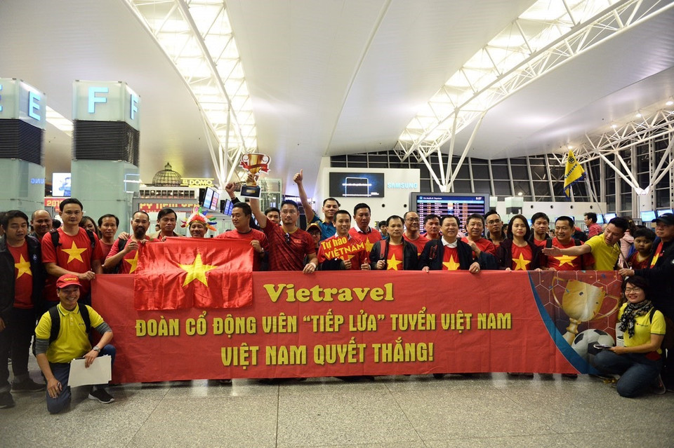 Cổ động viên Việt Nam hào hứng lên đường sang Dubai cổ vũ cho đội tuyển Việt Nam. (Ảnh: TTXVN phát)