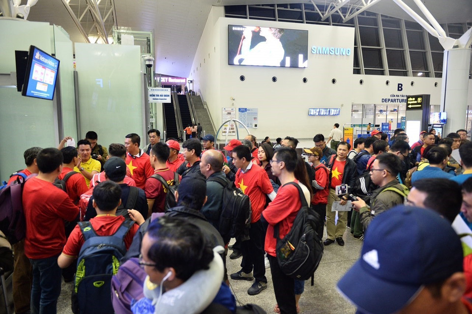 Cổ động viên Việt Nam hào hứng lên đường sang Dubai cổ vũ cho đội tuyển Việt Nam. (Ảnh: TTXVN phát)