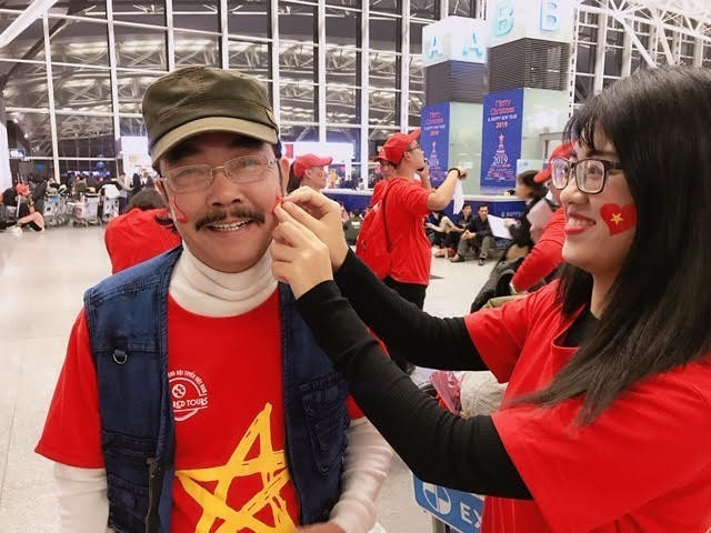 Cổ động viên Việt Nam hào hứng lên đường sang Dubai cổ vũ cho đội tuyển Việt Nam. (Ảnh: TTXVN phát)