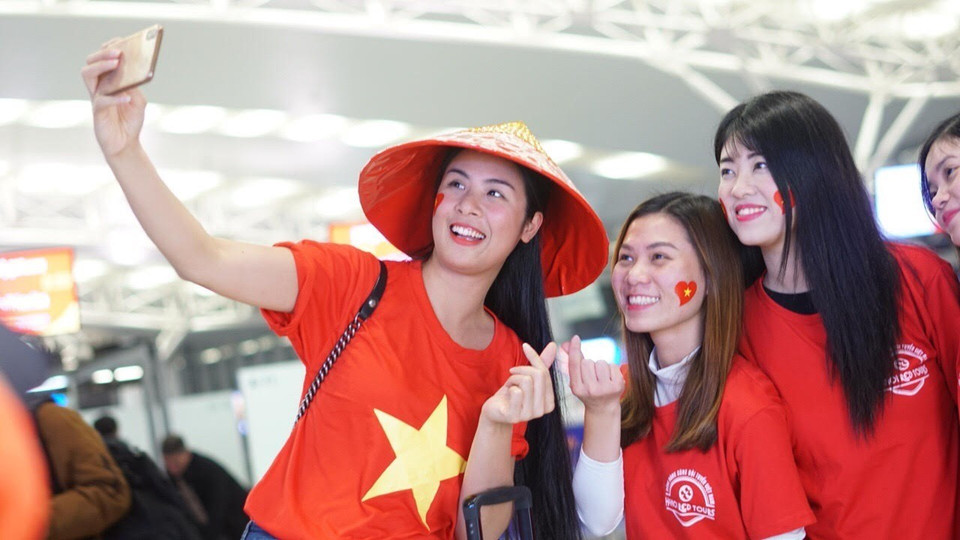 Cổ động viên Việt Nam hào hứng lên đường sang Dubai cổ vũ cho đội tuyển Việt Nam. (Ảnh: TTXVN phát)