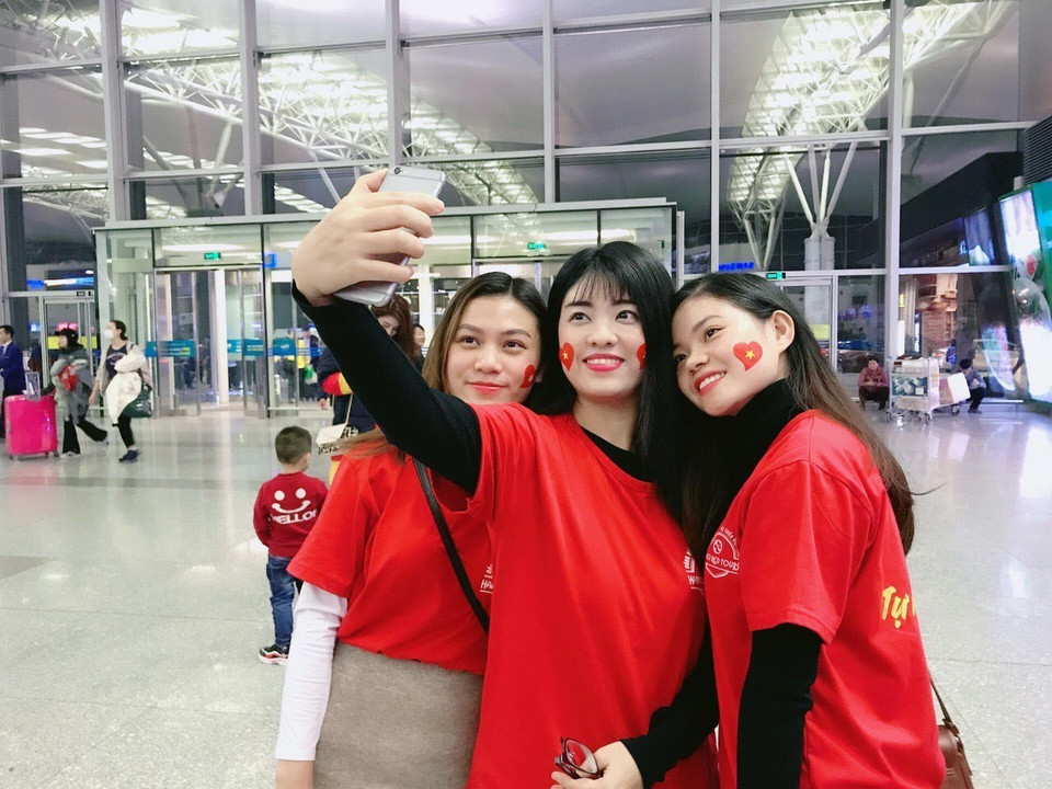 Cổ động viên Việt Nam hào hứng lên đường sang Dubai cổ vũ cho đội tuyển Việt Nam. (Ảnh: TTXVN phát)