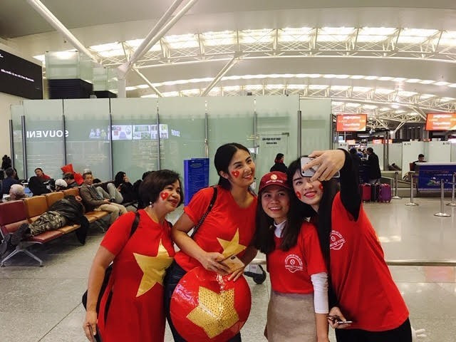 Cổ động viên Việt Nam hào hứng lên đường sang Dubai cổ vũ cho đội tuyển Việt Nam. (Ảnh: TTXVN phát)