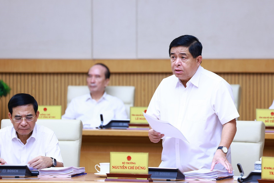 Bộ trưởng Bộ Kế hoạch và Đầu tư Nguyễn Chí Dũng báo cáo tình hình kinh tế-xã hội 6 tháng đầu năm và nhiệm vụ 6 tháng cuối năm. (Ảnh: Dương Giang/TTXVN)