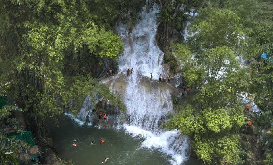 Với cảnh sắc còn hoang sơ, gần gũi thiên nhiên, thác Trăng là một điểm du lịch ấn tượng tại Hòa Bình. (Ảnh: Trọng Đạt/TTXVN)