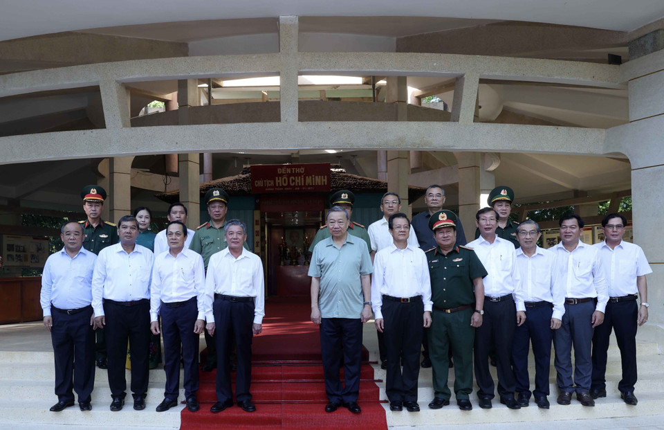 Chủ tịch nước Tô Lâm và các đại biểu tại Đền thờ Chủ tịch Hồ Chí Minh. (Ảnh: Nhan Sáng/TTXVN)