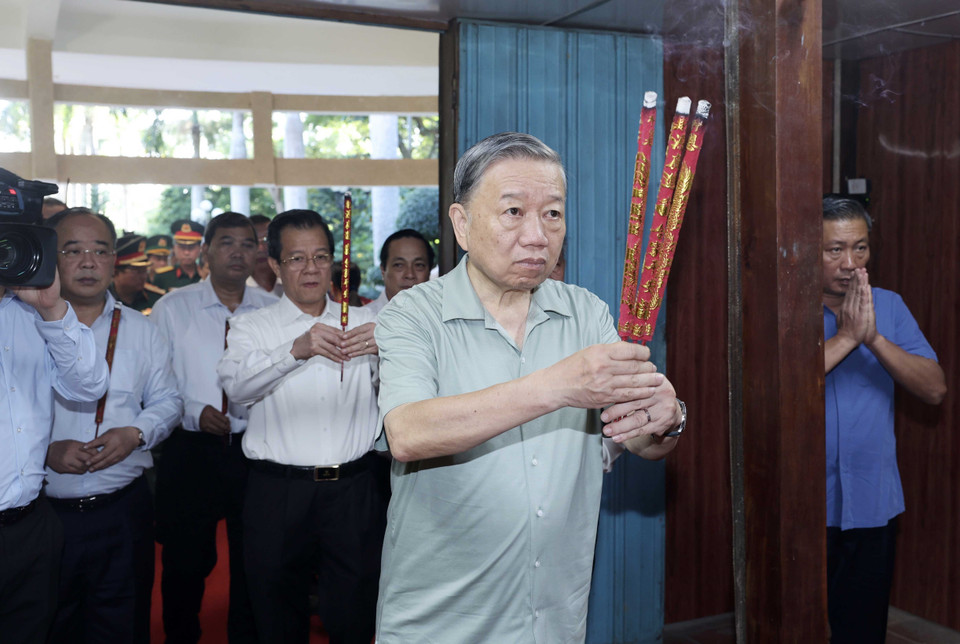 Chủ tịch nước Tô Lâm dâng hương tưởng nhớ Chủ tịch Hồ Chí Minh. (Ảnh: Nhan Sáng/TTXVN)