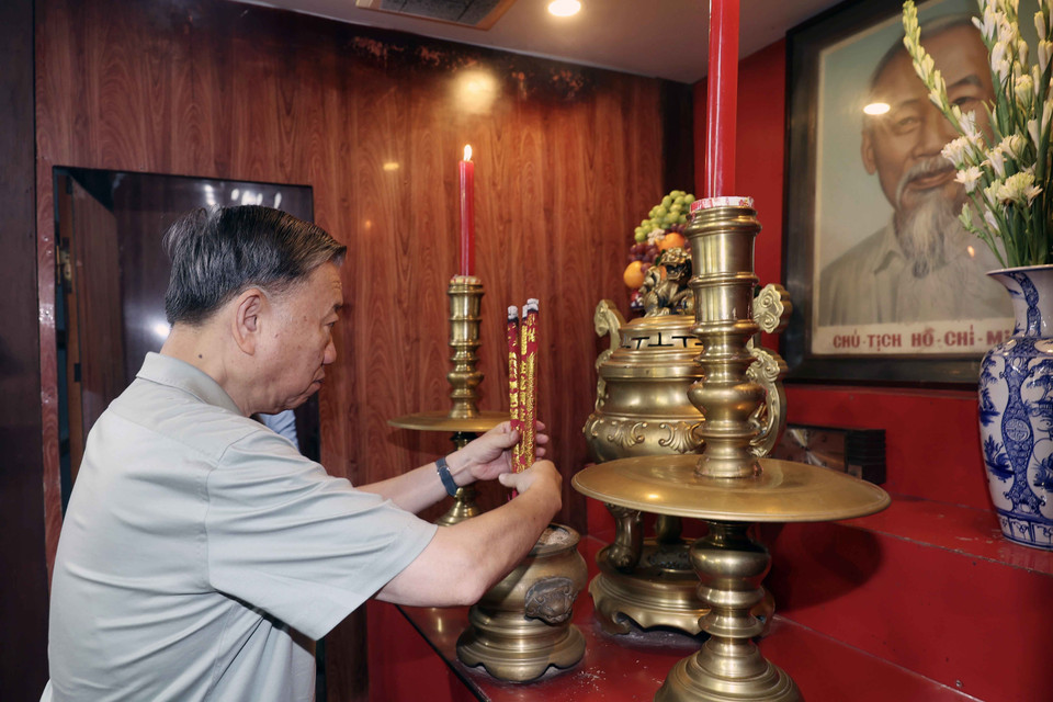 Chủ tịch nước Tô Lâm dâng hương tưởng nhớ Chủ tịch Hồ Chí Minh. (Ảnh: Nhan Sáng/TTXVN)