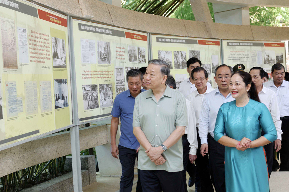 Chủ tịch nước Tô Lâm nghe giới thiệu về Đền thờ Chủ tịch Hồ Chí Minh. (Ảnh: Nhan Sáng/TTXVN)