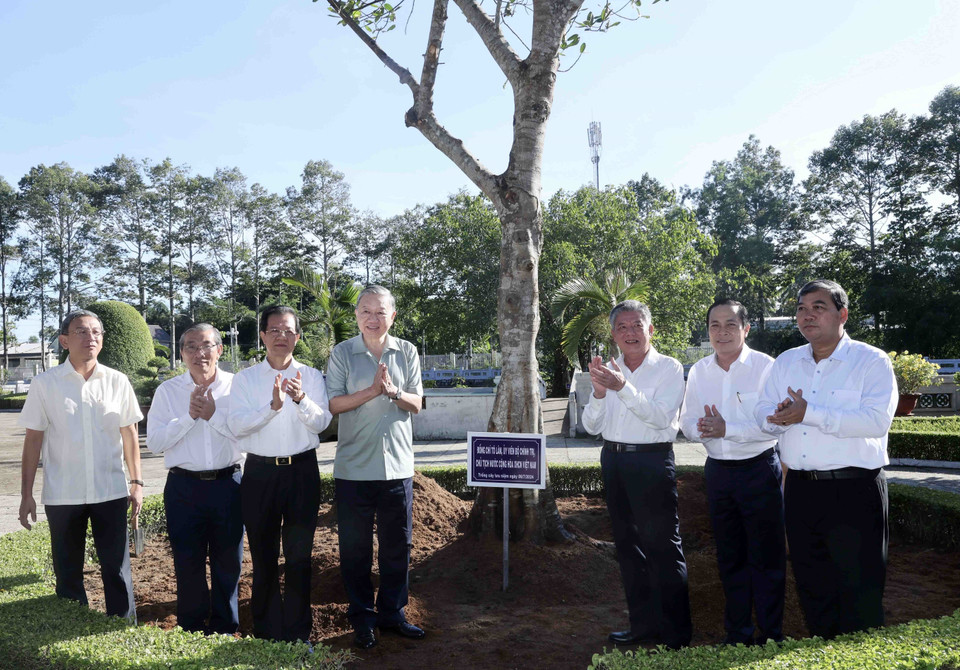 Chủ tịch nước Tô Lâm trồng cây tại Đền thờ Chủ tịch Hồ Chí Minh. (Ảnh: Nhan Sáng/TTXVN)