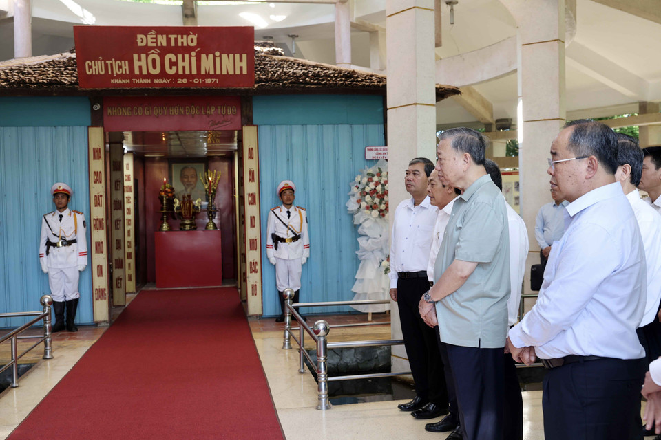 Chủ tịch nước Tô Lâm nghe giới thiệu về Đền thờ Chủ tịch Hồ Chí Minh. (Ảnh: Nhan Sáng/TTXVN)