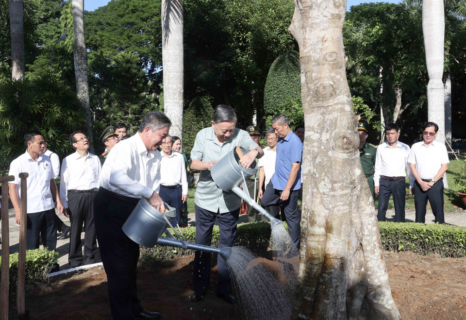 Chủ tịch nước Tô Lâm trồng cây tại Đền thờ Chủ tịch Hồ Chí Minh. (Ảnh: Nhan Sáng/TTXVN)