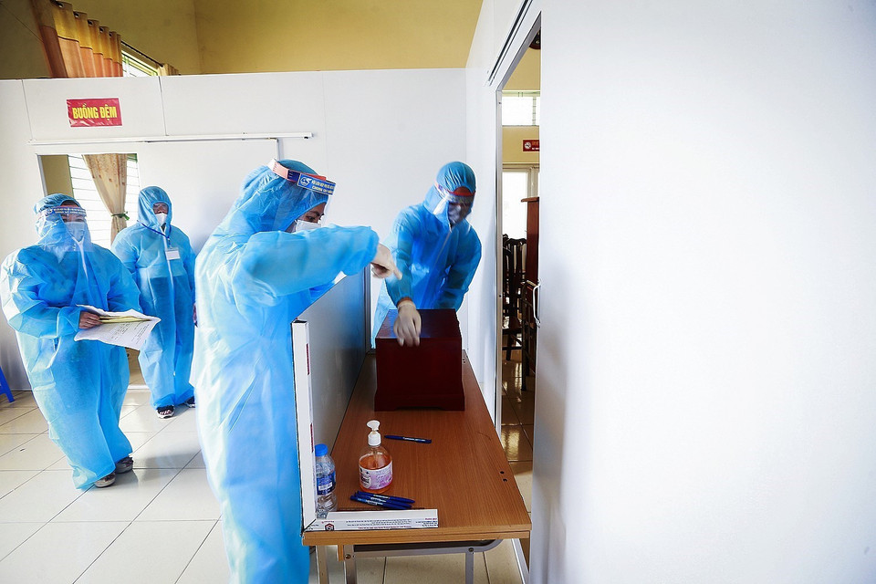 Thùng phiếu được vận chuyển vào bàn dành cho các công dân tham gia bỏ phiếu trong khu cách ly. (Ảnh: Trọng Đạt/TTXVN)