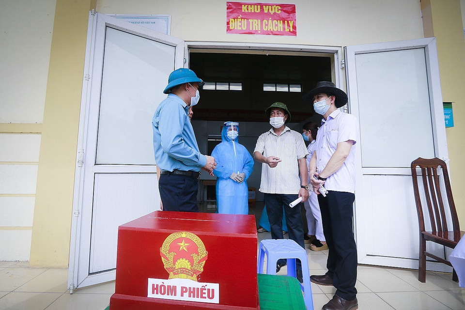 Lãnh đạo UBND phường Đồng Tiến theo dõi và chỉ đạo diễn tập. (Ảnh: Trọng Đạt/TTXVN)