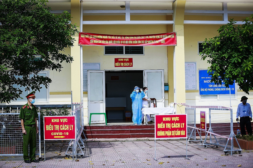 Các lực lượng liên quan được bố trí sẵn sàng tại địa điểm bỏ phiếu trong khu cách ly theo tình huống giả định. (Ảnh: Trọng Đạt/TTXVN)