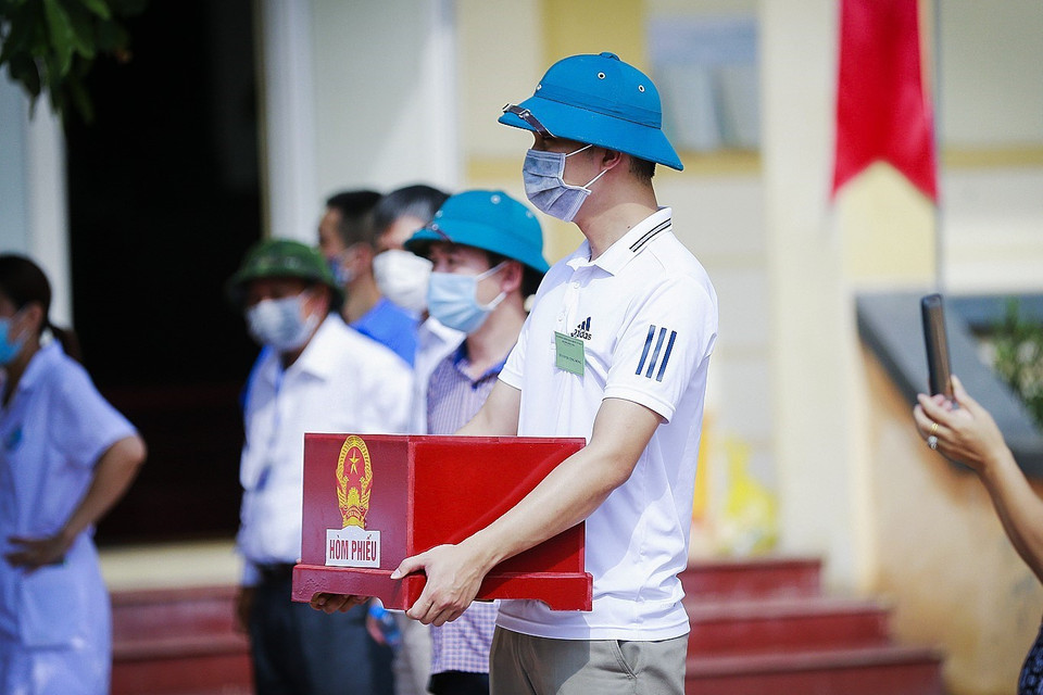 Hòm phiếu chuẩn bị sẵn sàng để đưa vào khu cách ly. (Ảnh: Trọng Đạt/TTXVN)