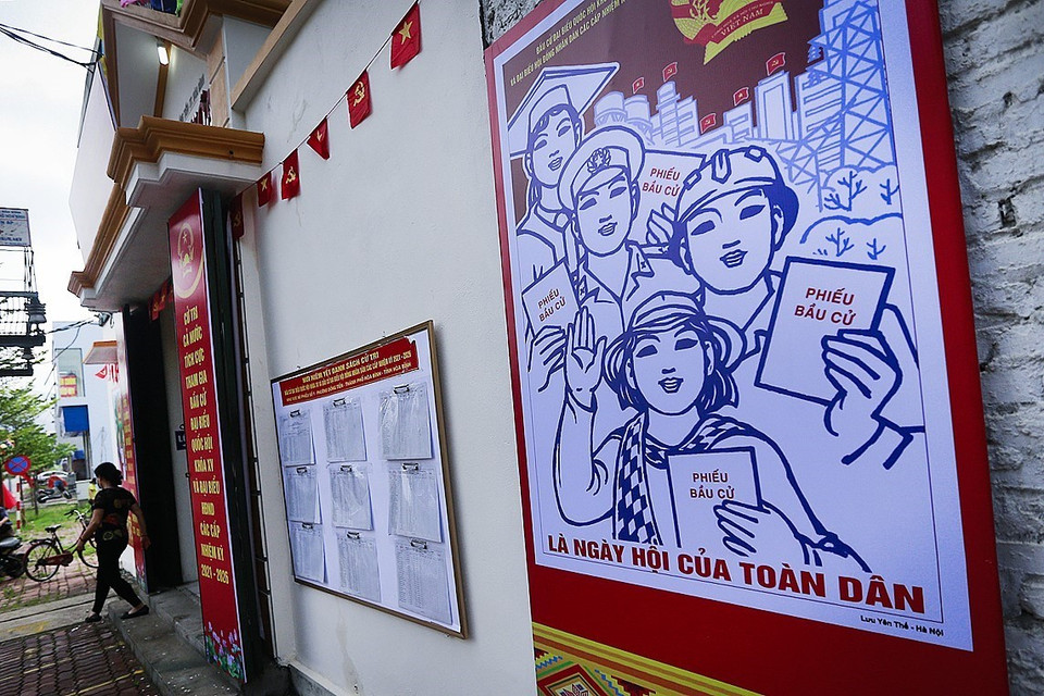 Các bảng tuyên truyền phục vụ công tác bầu cử an toàn trong đại dịch được đặt nhiều nơi tại phường Đồng Tiến. (Ảnh: Trọng Đạt/TTXVN)