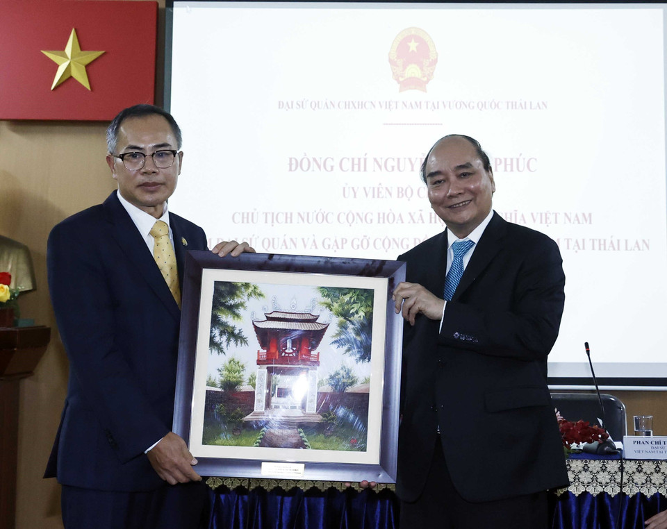 Chủ tịch nước Nguyễn Xuân Phúc tặng bức tranh lưu niệm cho Đại sứ quán Việt Nam tại Thái Lan. (Ảnh: Thống Nhất/TTXVN)