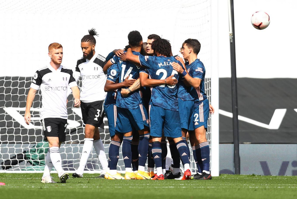 ...khi tạo điều kiện cho Alexandre Lacazette ghi bàn mở tỷ số ở ngay phút thứ 8. (Nguồn: Reuters)