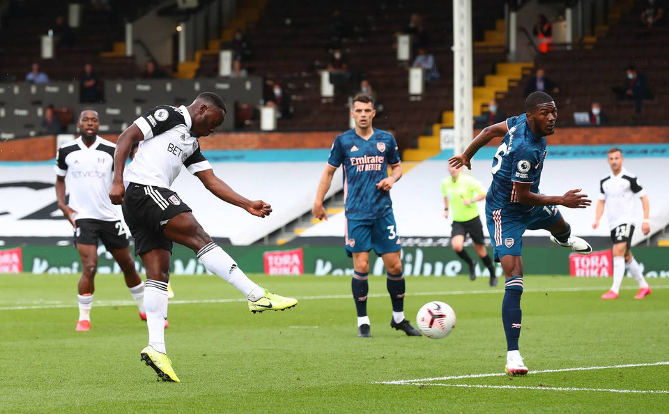 Tại Craven Cottage, chủ nhà Fulham (áo trắng) là đội nhập cuộc chủ động hơn và gây sức ép sau tiếng còi khai cuộc. (Nguồn: Getty Images)