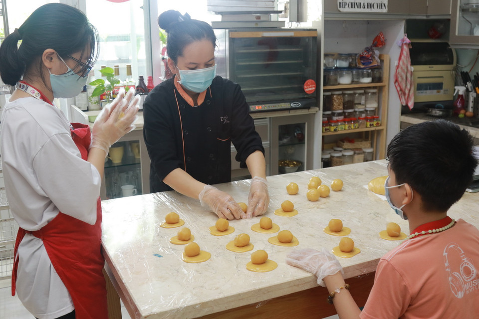 Hàng ngàn chiếc bánh Trung thu được làm ra từ sự giúp đỡ của các bạn nhỏ của chung cư nơi đặt bếp nghĩa tình của chị Dung.(Ảnh: Quang Châu/TTXVN)