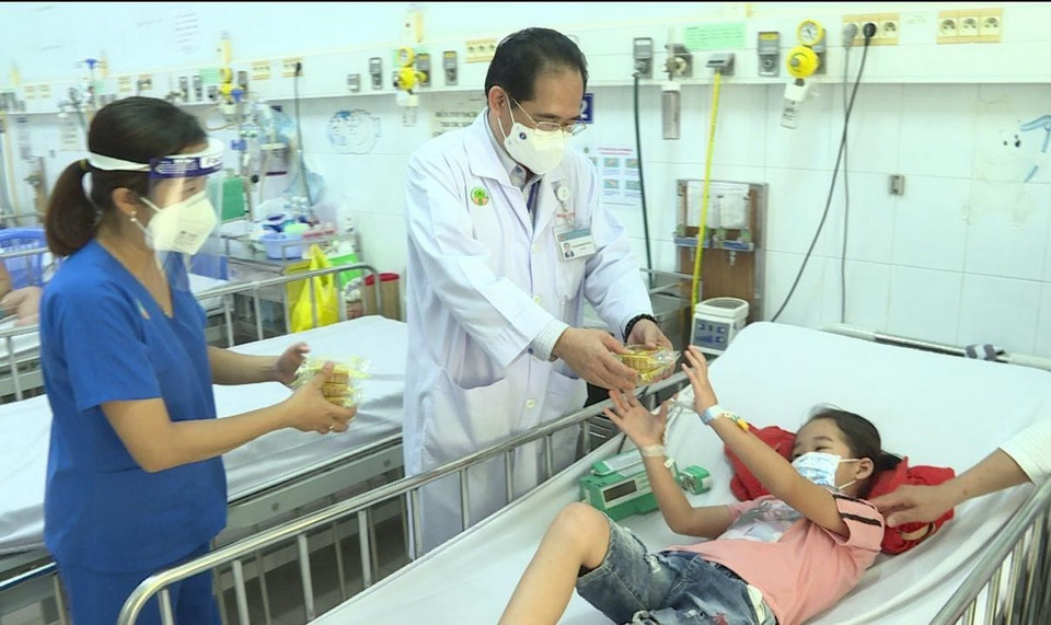 Đây là những chiếc bánh từ bếp nghĩa tình của chị Phạm Thị Hạnh Dung ở chung cư Tân Hương (đường Nguyễn Văn Công, quận Tân Phú). (Ảnh: Quang Châu/TTXVN)