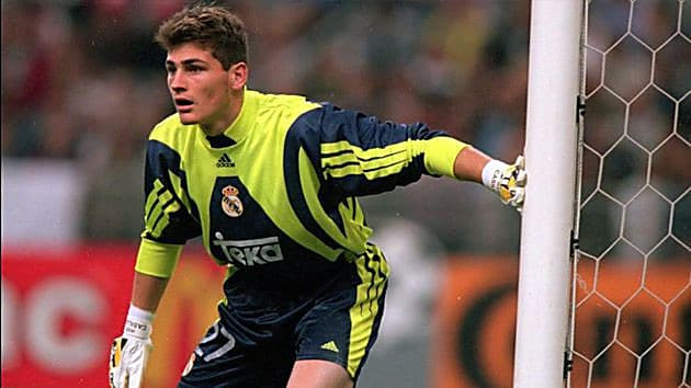 Ngày 24/5/2000, Casillas trở thành thủ môn trẻ tuổi nhất góp mặt ở một trận chung kết cúp châu Âu, khi thi đấu ở trận Real đánh bại Valencia để lên ngôi Champions League. (Nguồn: Marca)