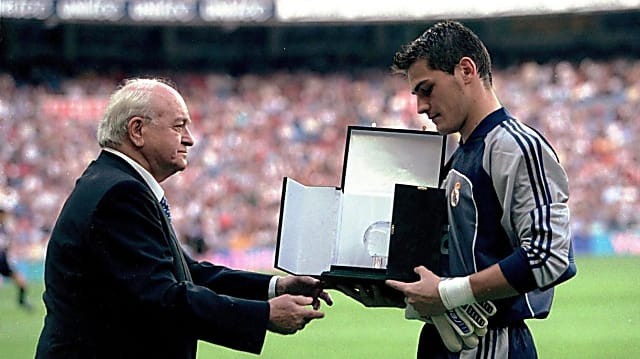 Giải thưởng Bravo. Năm 2000, Casillas được tạp chí Italia, Guerin Sportivo trao giải thưởng cầu thủ dưới 21 tuổi xuất sắc nhất ở châu Âu. (Nguồn: Marca)