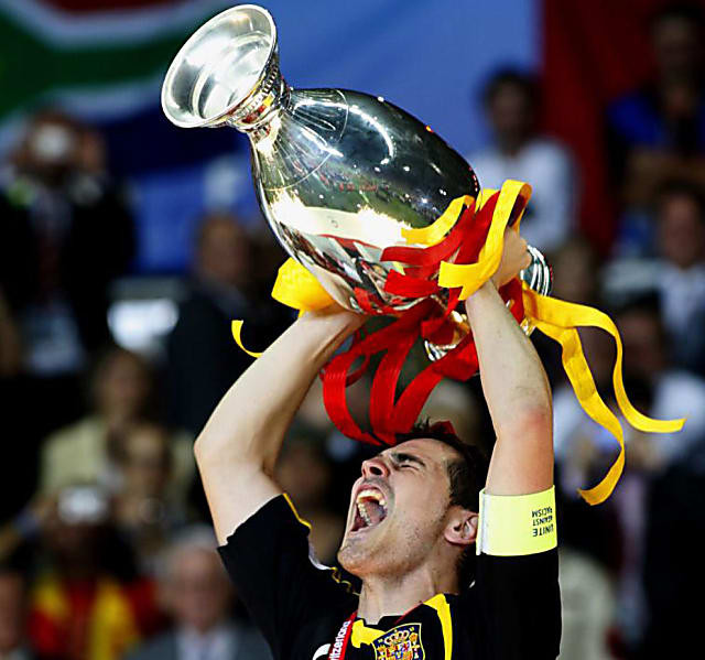 Casillas cùng Tây Ban Nha giành chức vô địch Euro 2012. (Nguồn: Marca)