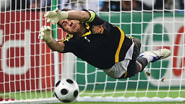 Iker tỏa sáng để giúp Tây Ban Nha giành chức vô địch Euro 2008, mở ra thời kỳ hoang kim cho bóng đá quốc gia này. (Nguồn: Marca)