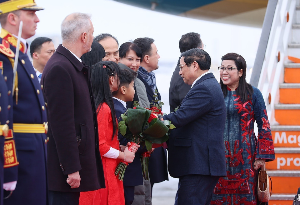 Lễ đón Thủ tướng Phạm Minh Chính và Phu nhân tại sân bay quốc tế Henri Coanda, thủ đô Bucharest. (Ảnh: Dương Giang/TTXVN)