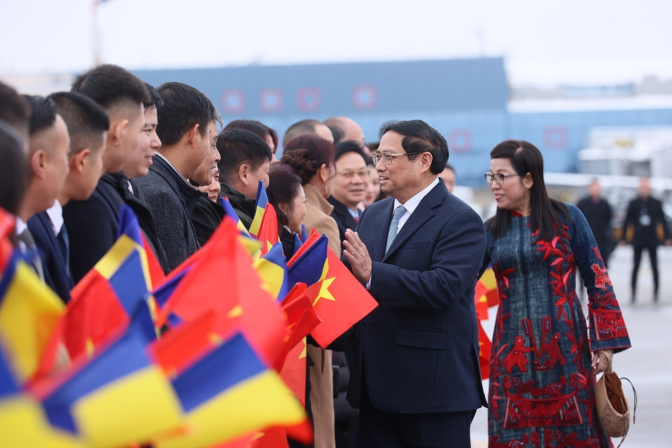 Cộng đồng người Việt Nam tại Romania đón Thủ tướng Phạm Minh Chính và Phu nhân ở sân bay quốc tế Henri Coanda. (Ảnh: Dương Giang/TTXVN)