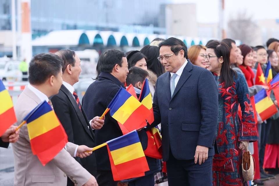 Cộng đồng người Việt Nam tại Romania đón Thủ tướng Phạm Minh Chính và Phu nhân ở sân bay quốc tế Henri Coanda. (Ảnh: Dương Giang/TTXVN)